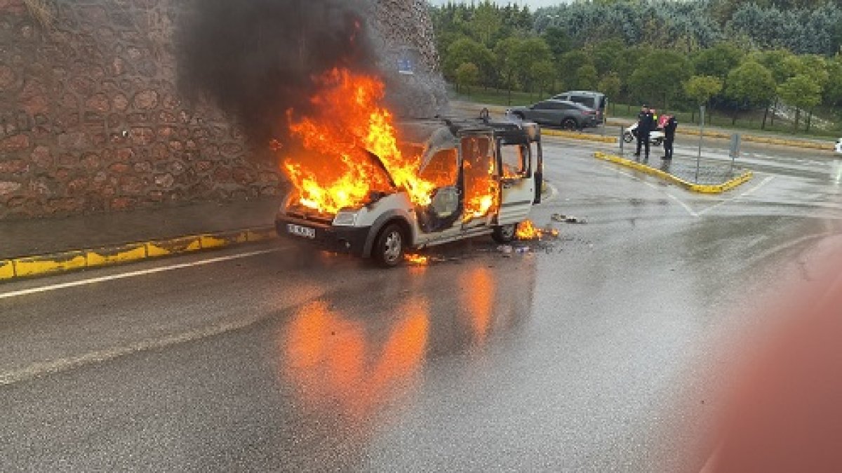 KÖRFEZ’DE SEYİR HALİNDEKİ ARAÇ ALEVLERE TESLİM OLDU  