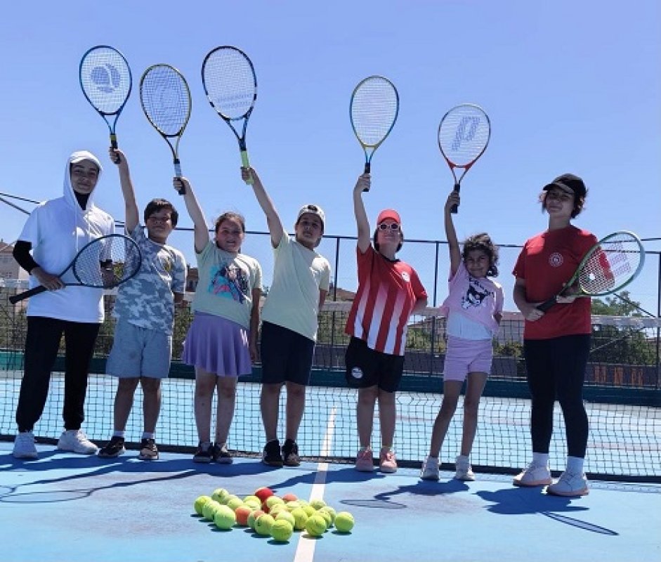 Körfez Belediyesi’nden gençlere ücretsiz tenis kursu  