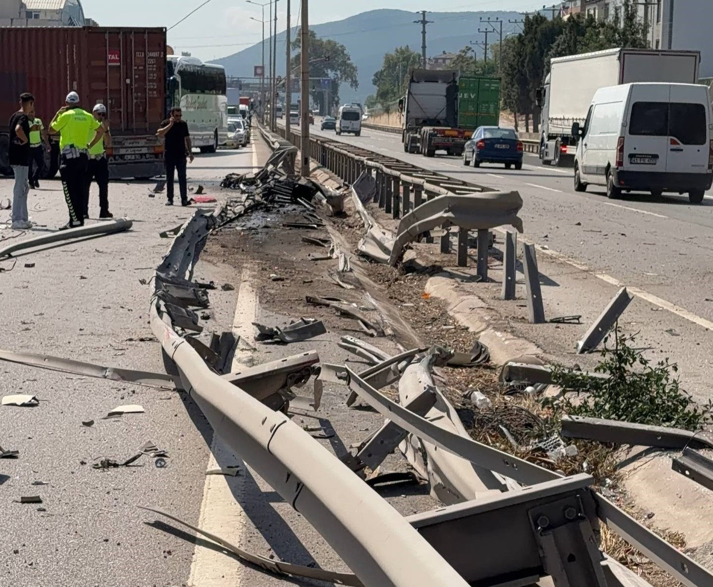 Karşı Şeride Geçen Tır Dehşet Saçtı: 1 Yaralı
